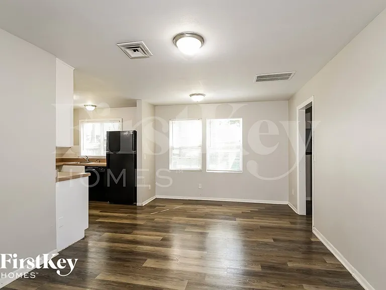 440 Durwood Dr — Photo 5