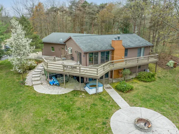 10740 Boxwood Dr, Stanwood, MI 49346