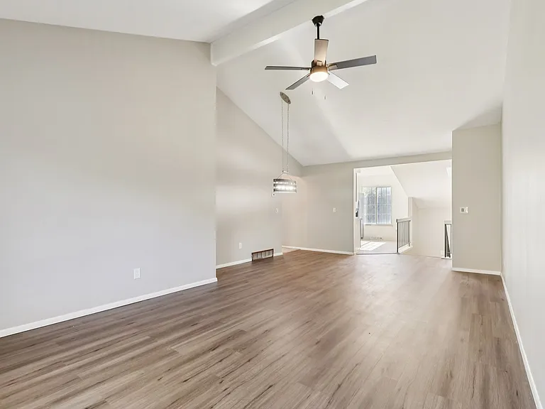 209 Greenbriar Ct — Photo 4