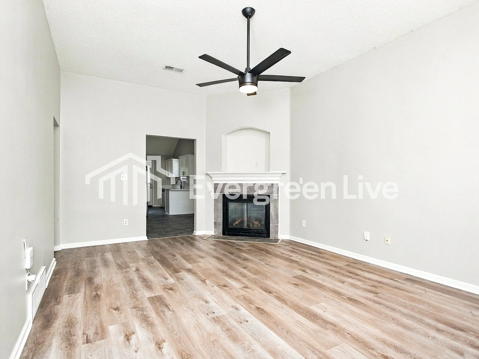 3 bed, 2.0 bath, 1711 sqft, $1,395 — Photo 4