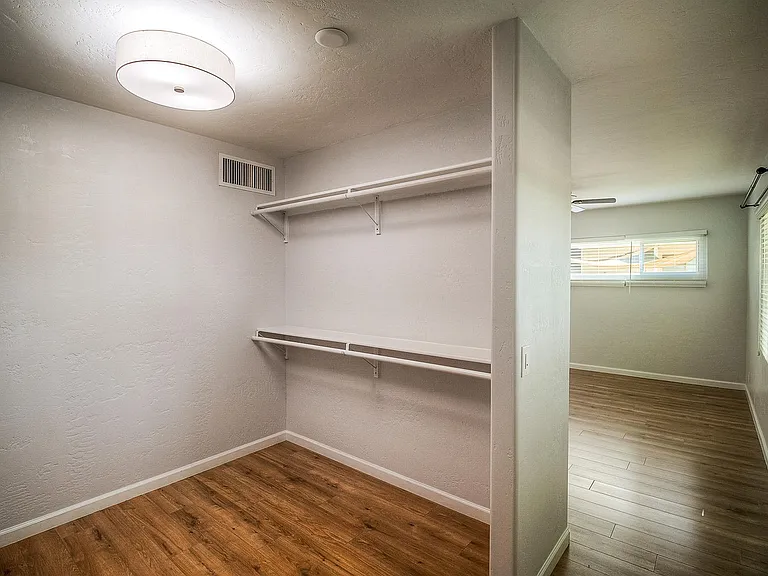 1526 W Windsor Ave — Photo 17