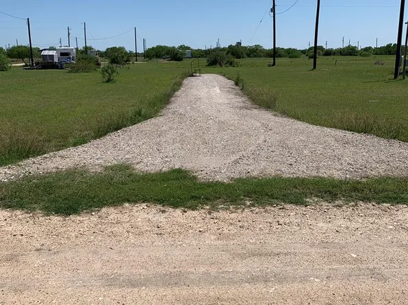 84 Seahorse Dr E, Palacios, TX 77465