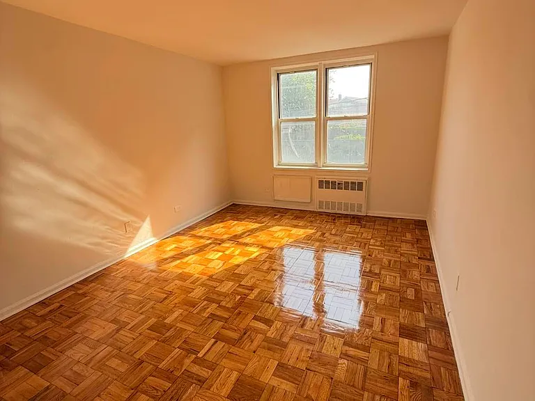 222 E 8th St #2W — Photo 4