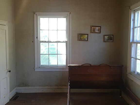 4th image of 112 E Avenue C