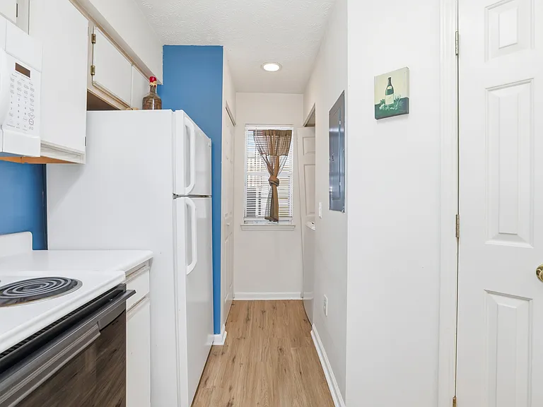 510 White River Dr #24F — Photo 2