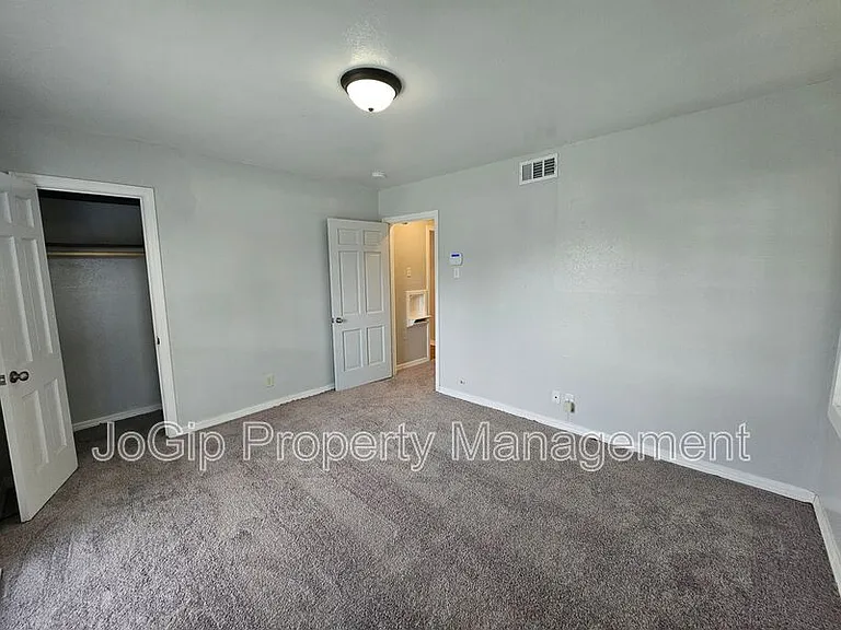 2023 E Illinois Ave — Photo 10