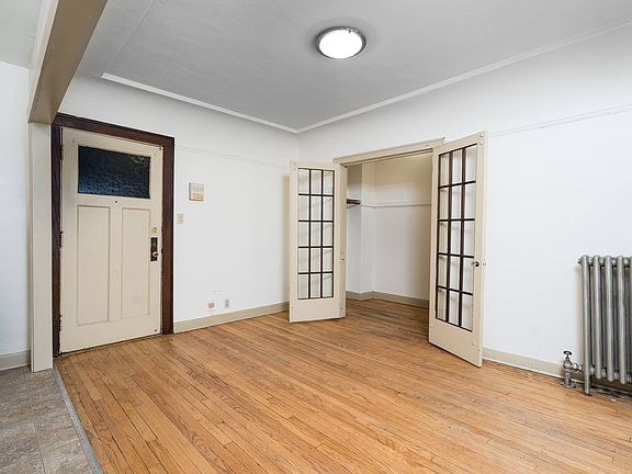 Classic Studio Living & Closet