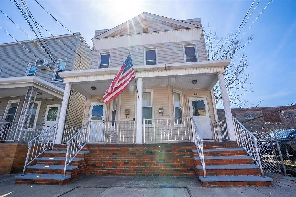 3 bed, 1.0 bath, $2,250 — Photo 1