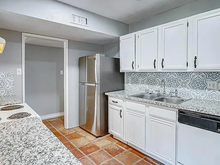 17302 S Yorkglen Dr — Photo 3