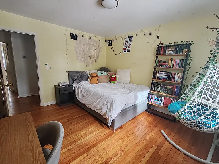 Second bedroom.