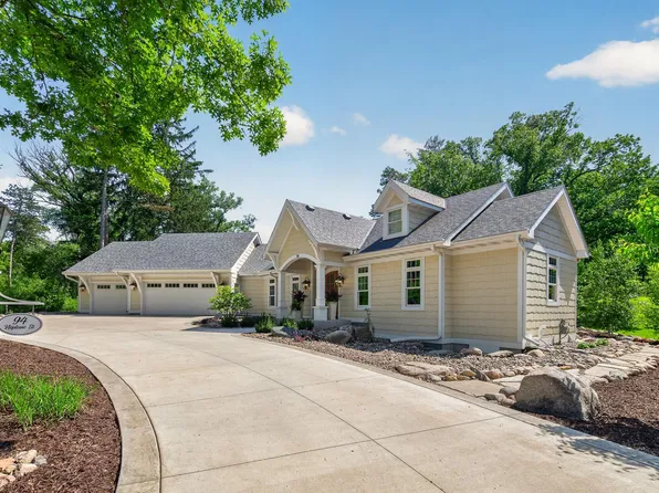 94 Neptune St, Mahtomedi, MN 55115