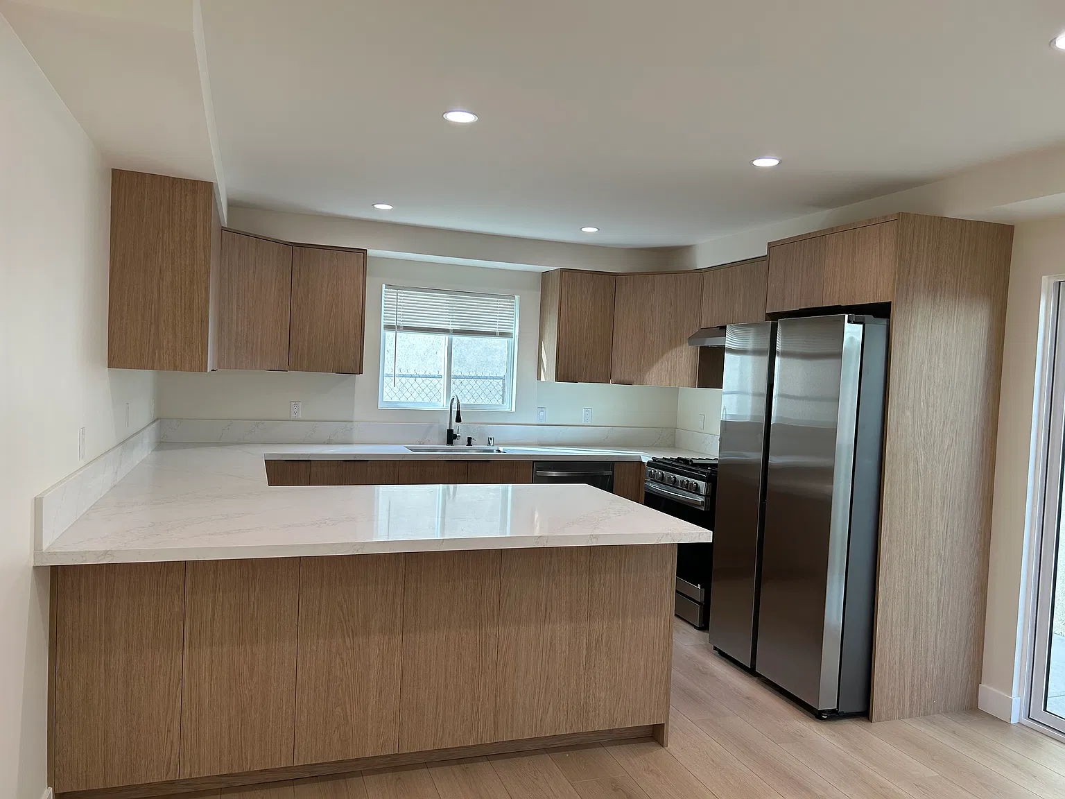 2 bed, 800 sqft, $3,000 — Photo 4