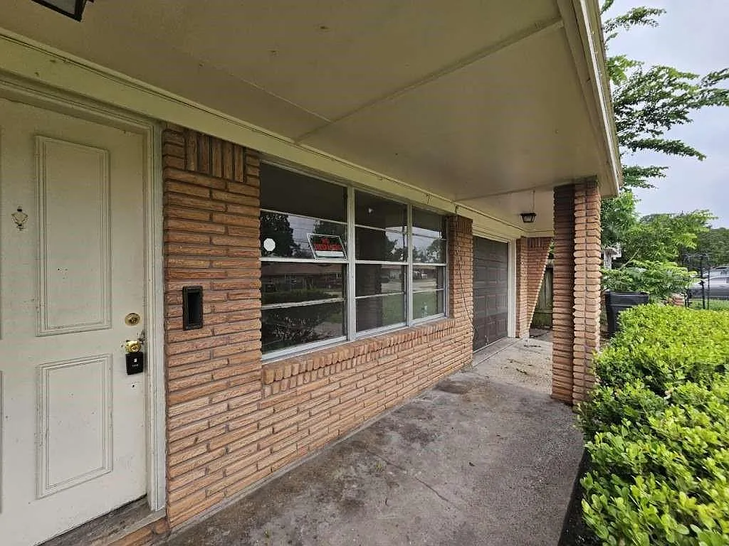 3 bed, 1.0 bath, 1465 sqft, $1,799 — Photo 1