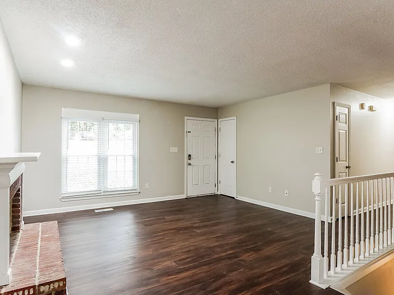 2724 Wellington Dr — Photo 6