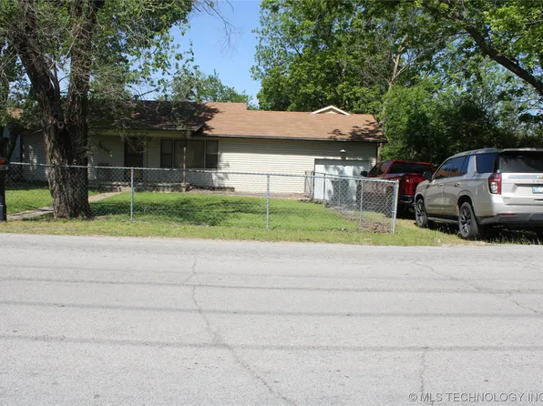 902 N 8th St, Henryetta, OK 74437