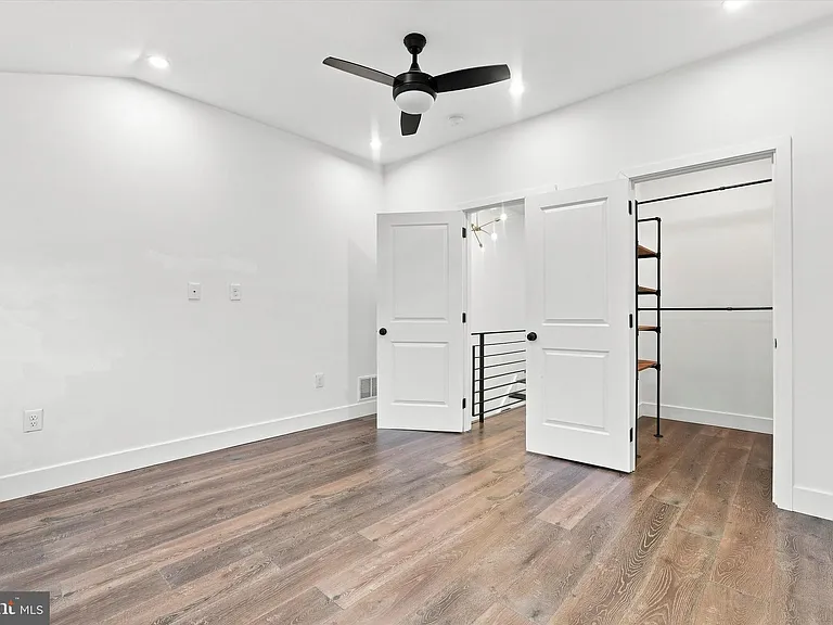 530 E Thompson St — Photo 12
