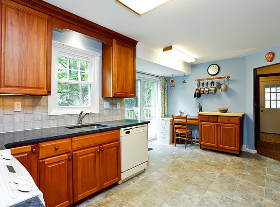 4th image of 111 Emerson Ct