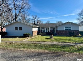 101 S Elm St, Stonington, IL 62567
