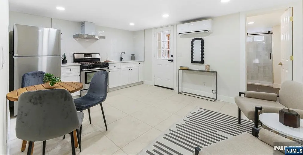 1 bed, 700 sqft, $2,150 — Photo 4
