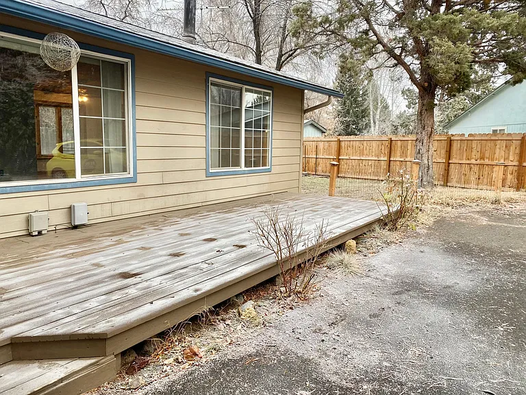 2816 NE Lapoint Ct — Photo 3