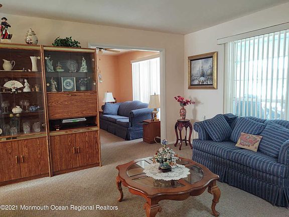 3rd image of 432B New Castle Ct