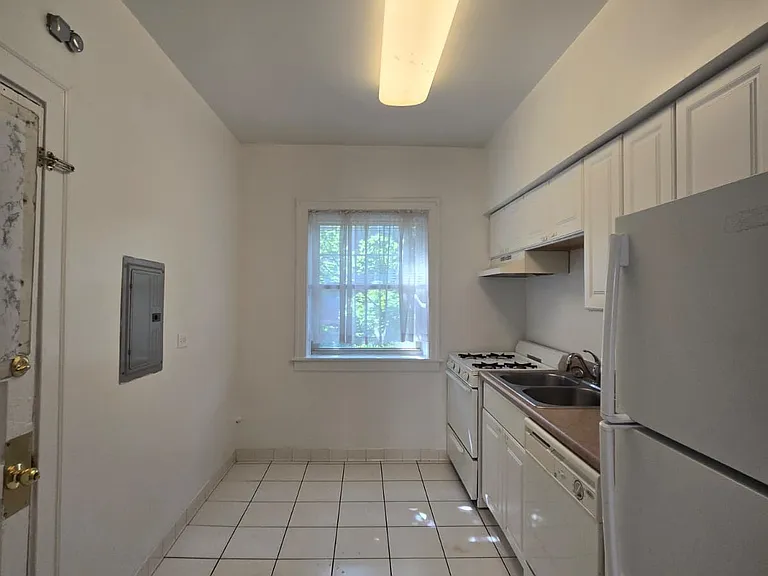 834 Reba Pl #2S — Photo 3