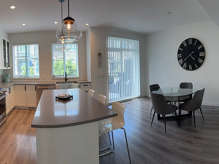 5945 176a St — Photo 10
