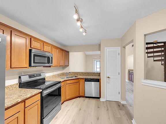 4th image of 11064 Wandering Oaks Dr
