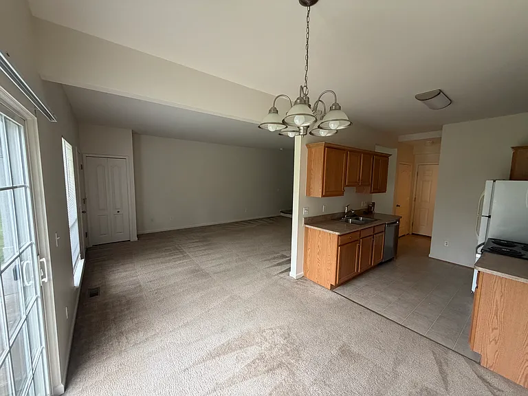 102 Riversedge Dr — Photo 3