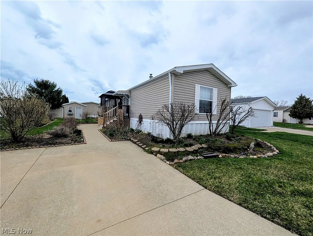 592 Sandtrap Cir photo 1