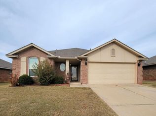 617 SW 39th St, Moore, OK 73160