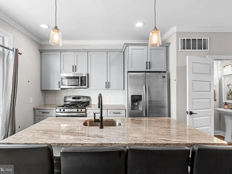 1528 W Seybert St — Photo 10