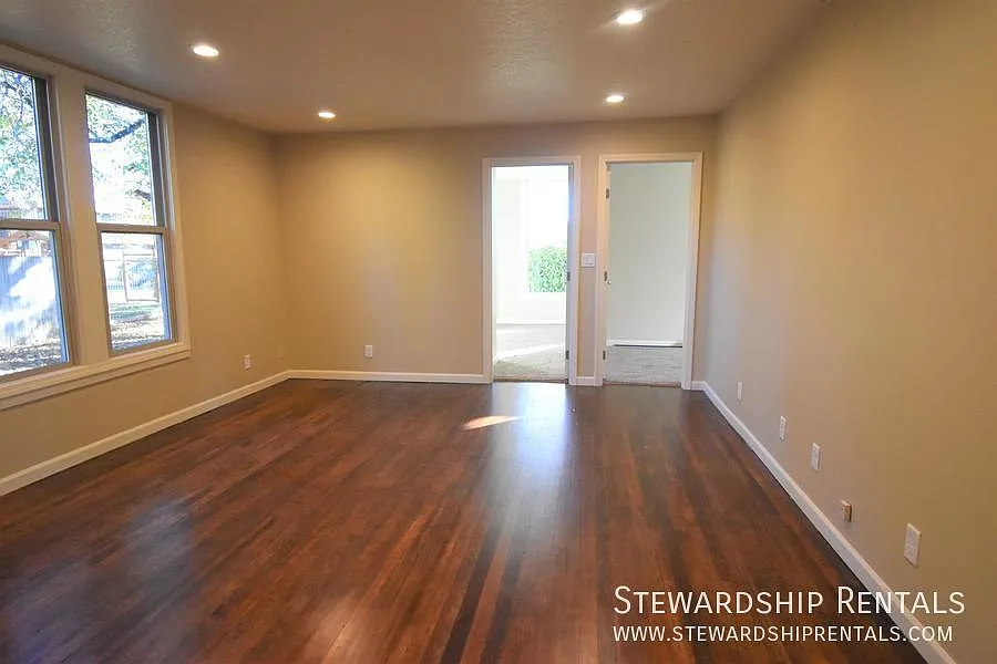 Beautiful 3 bedroom unit in the Whitaker District — Photo 2
