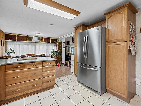 4th image of 2365 Collins Cres