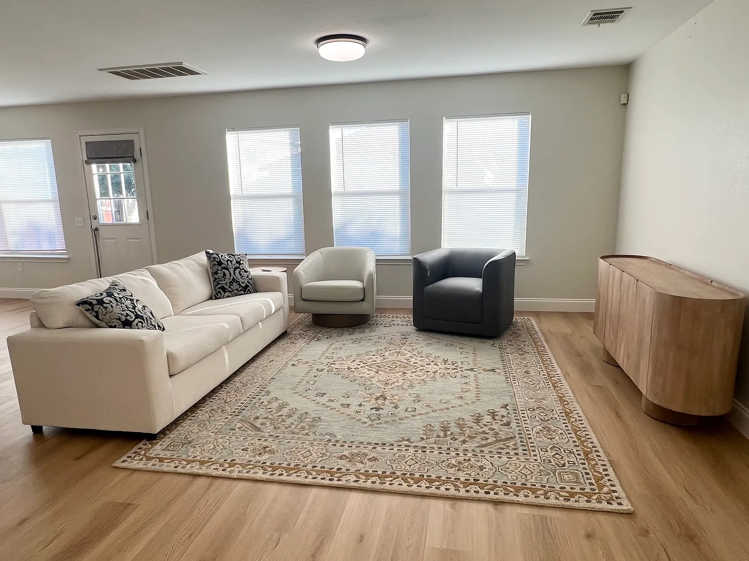 4 bed, 2.5 bath, 2402 sqft, $775 — Photo 1
