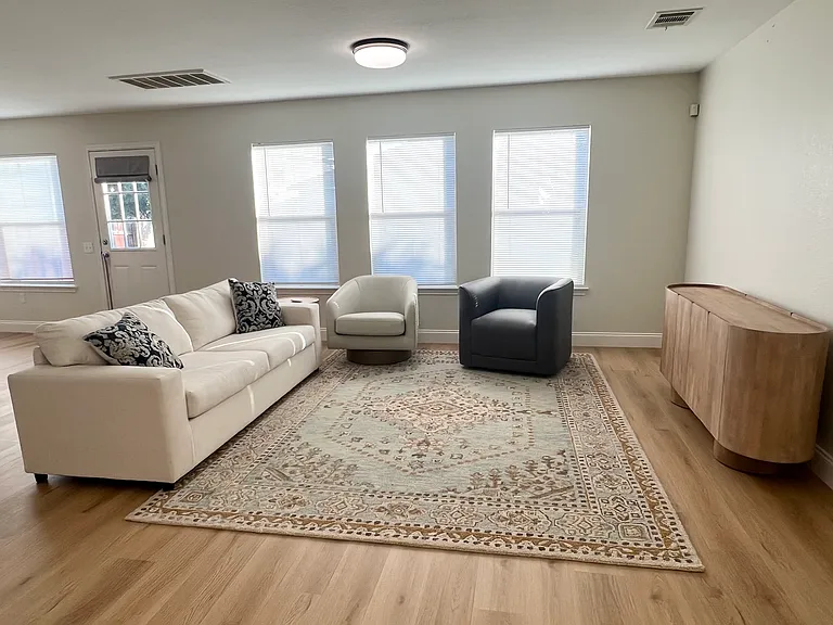 7328 S Glenn St — Photo 1