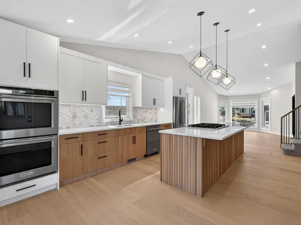 42 W Sunvista Cres SE, Calgary, AB T2X 3G2