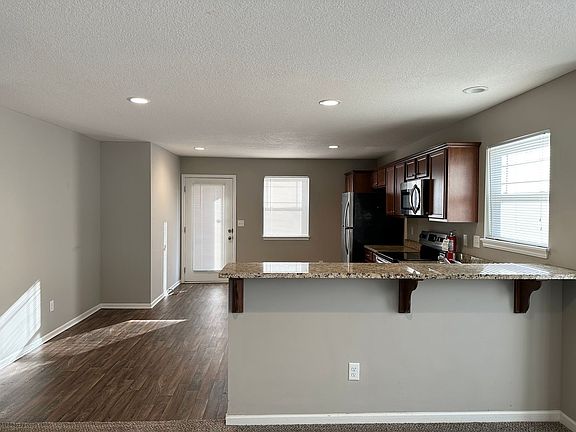 5th image of 502 SE Maple Dr