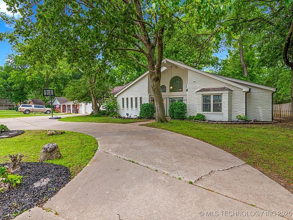4th image of 2915 Cambridge Ct