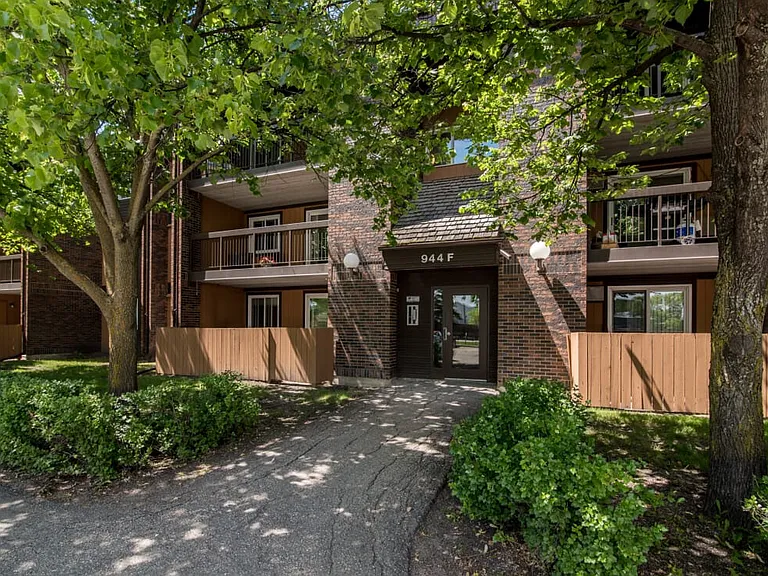 940 Chancellor Dr — Photo 3
