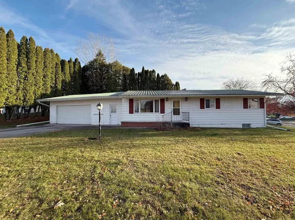 1306 Skyline Dr, Decorah, IA 52101