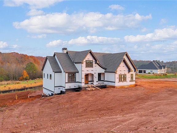 4th image of 810 North Hampton