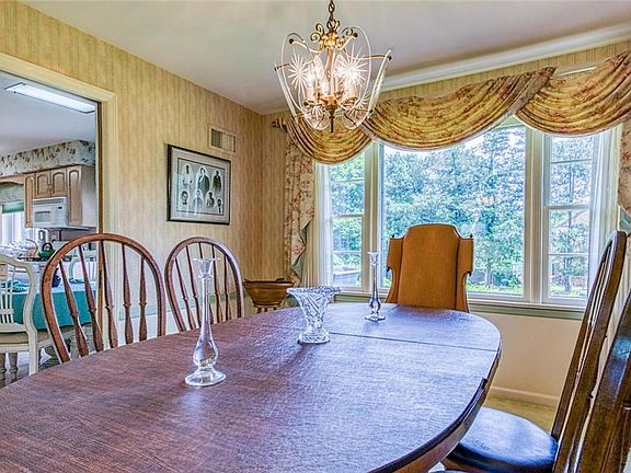 4th image of 32 Meadowbrook Ln