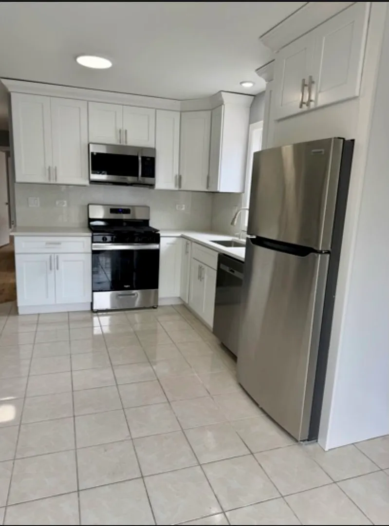 3 bed, 1100 sqft, $2,500 — Photo 3