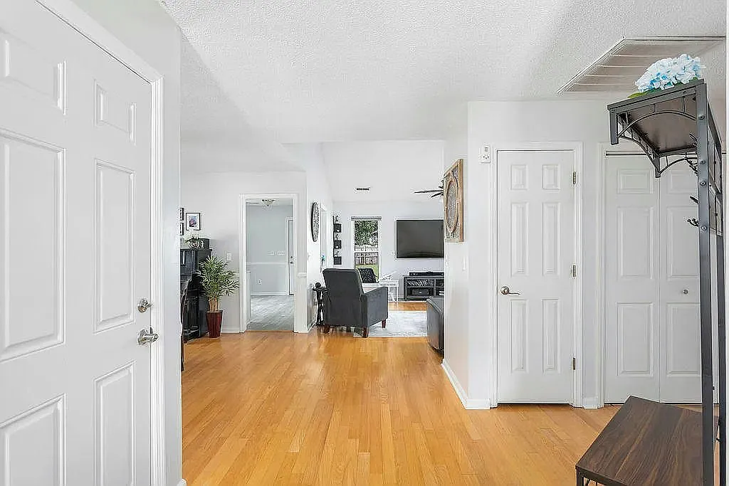 129 Ashton Drive — Photo 3