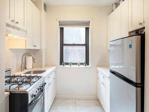 3rd image of 242 E 38th St APT 6G