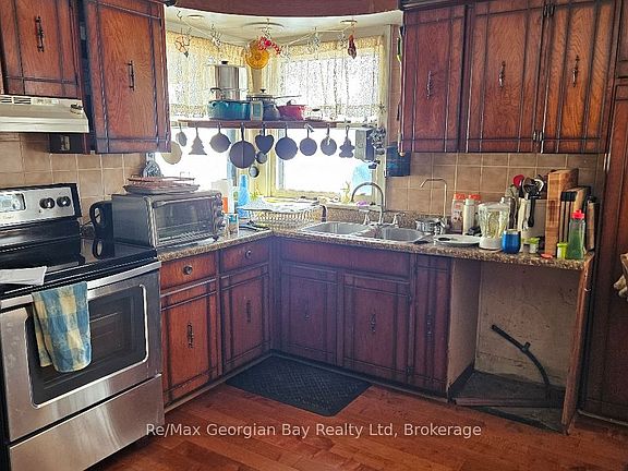 2nd image of 8 Sturgeon Bay Rd