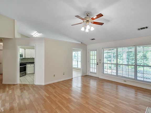 5th image of 310 Paris Dr