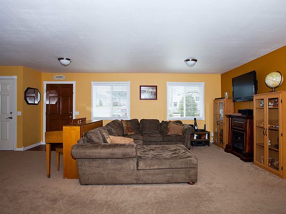5th image of 3164 Monterey Dr