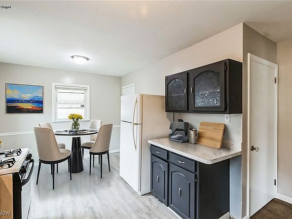 5th image of 582 Essex St